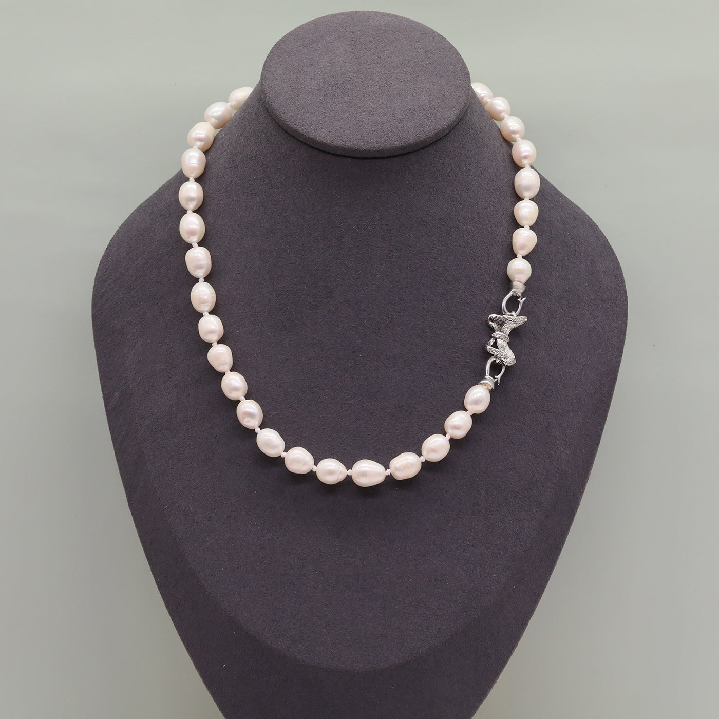 An Elegant Freshwater Pearl Necklace with Lovely Bow Detail, Fashion Themed Pearl Chain for Women, Sweet And Elegant Style Accessories【NK-XL2501White-06】