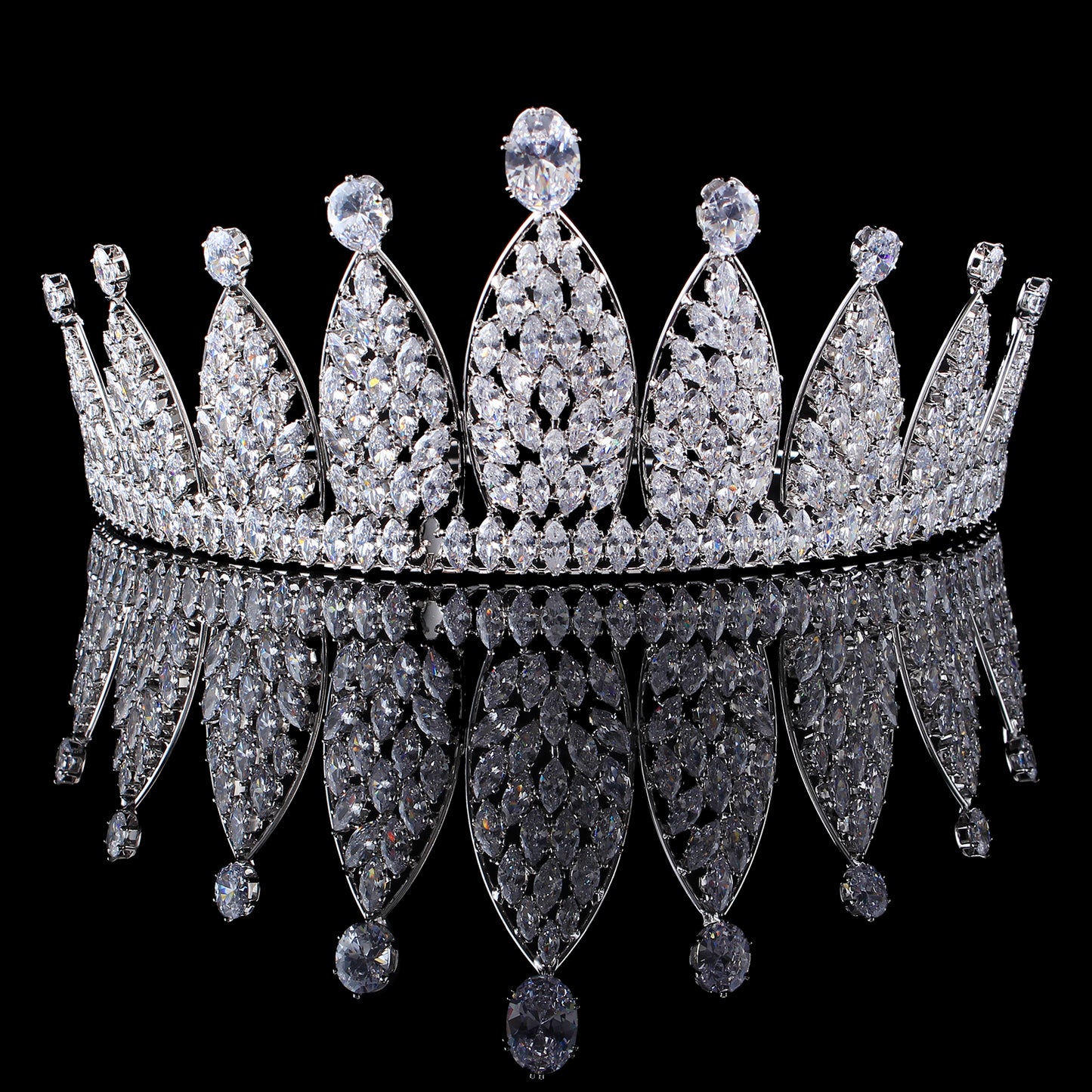 A 2.7inch tall silver Zircon Crown Elegant Zircon wedding Crown tiara, ideal for Christmas and Valentine's Day gifts, perfect for everyday, wedding, birthday party and anniversary wear Zircon tiara